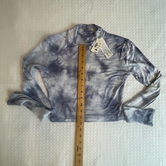 Aeropostale. Sz Small. Crop Top.. Small hole Rt arm. - Picture 11 of 16